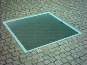 Monument voor de boekverbranding (10 mei 1933). Komt ook aan bod in de lezing “Die NS-Bücherverbrennungen und das Schicksal der Übersetzungen“ van Larisa Schippel (Wikipedia)